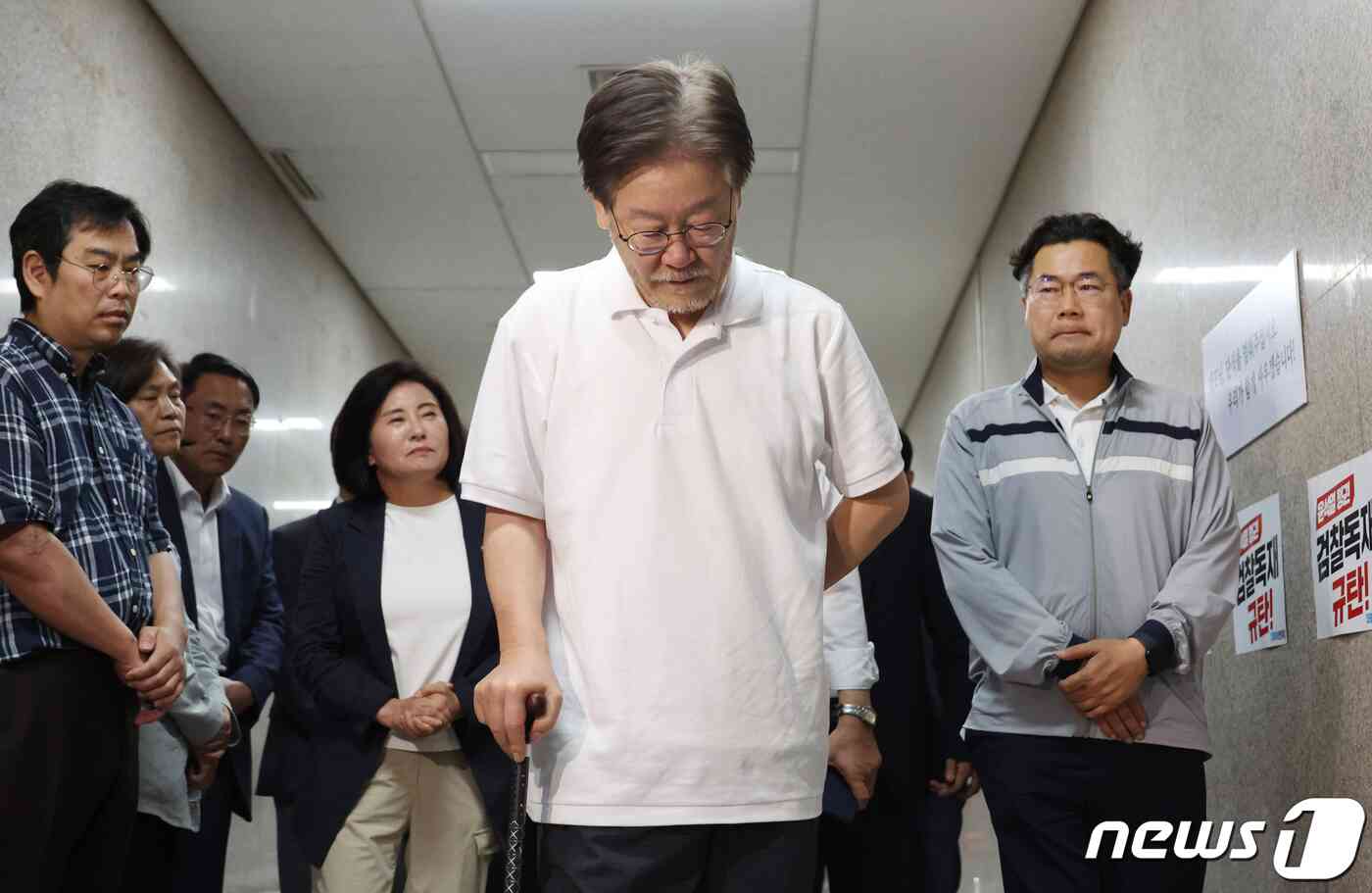 단식 18일차인 이재명 더불어민주당 대표가 17일 저녁 서울 여의도 국회에서 단식농성장인 당 대표실로 향하고 있다. (공동취재) 2023.9.17/뉴스1 © News1 송원영 기자