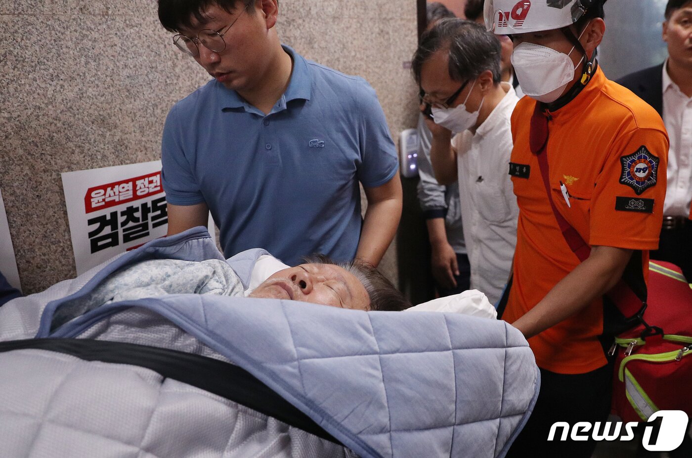 본문 이미지 - 단식 19일차인 이재명 더불어민주당 대표가 18일 오전 서울 여의도 국회 당 대표실에서 119 구급대에 의해 병원으로 이송되고 있다. 2023.9.18/뉴스1 ⓒ News1 임세영 기자