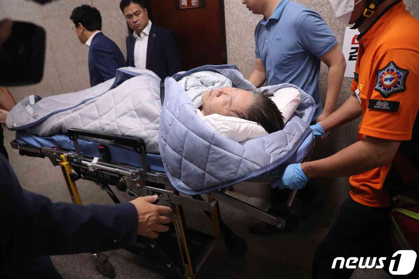 단식 19일차인 이재명 더불어민주당 대표가 18일 오전 서울 여의도 국회 당 대표실에서 119 구급대에 의해 병원으로 이송되고 있다. 2023.9.18/뉴스1 © News1 임세영 기자