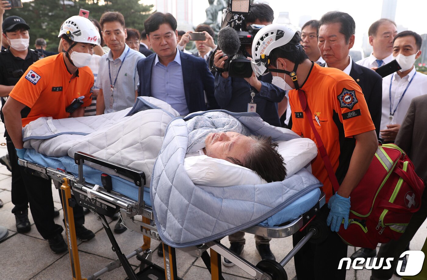 본문 이미지 - 단식 19일차인 이재명 더불어민주당 대표가 18일 오전 서울 여의도 국회 당 대표실에서 119 구급대에 의해 병원으로 이송되고 있다. 2023.9.18/뉴스1 ⓒ News1 임세영 기자