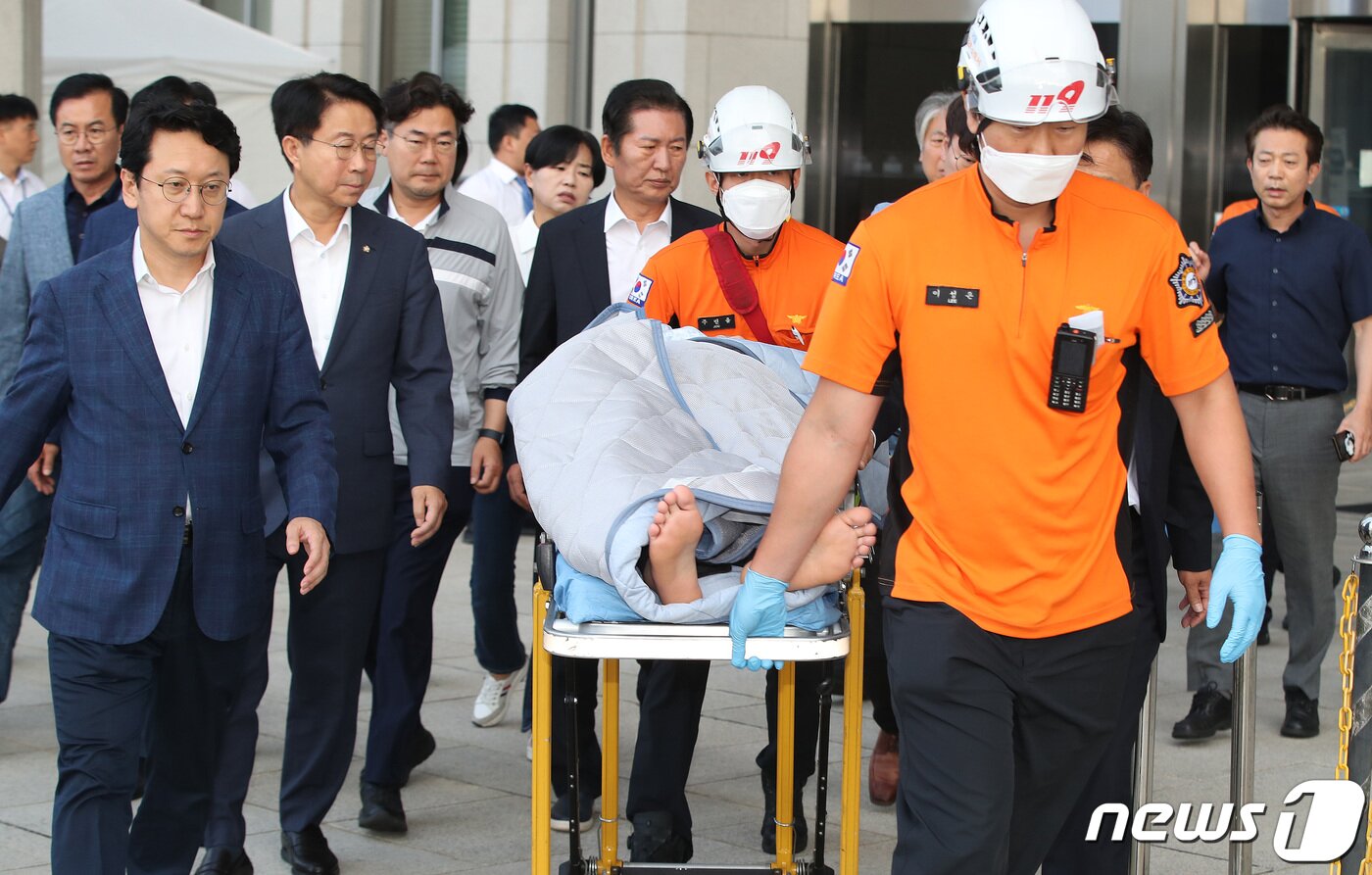 본문 이미지 - 단식 19일차인 이재명 더불어민주당 대표가 18일 오전 서울 여의도 국회 당 대표실에서 119 구급대에 의해 병원으로 실려가고 있다. 2023.9.18/뉴스1 ⓒ News1 임세영 기자