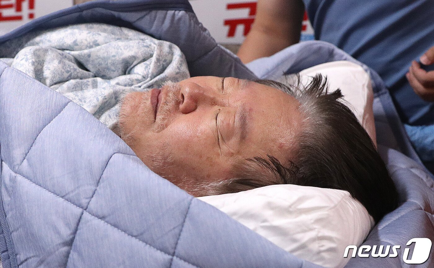 본문 이미지 - 단식 19일차인 이재명 더불어민주당 대표가 18일 오전 서울 여의도 국회 당 대표실에서 119 구급대에 의해 병원으로 이송되고 있다. 2023.9.18/뉴스1 ⓒ News1 임세영 기자