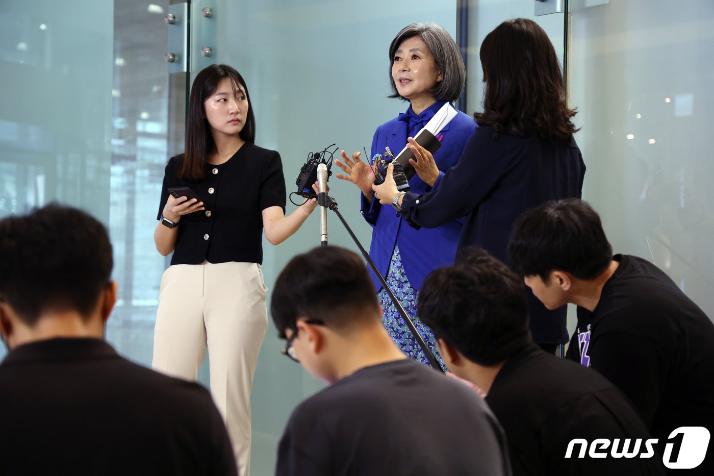 본문 이미지 - 김행 여성가족부 장관 후보자가 18일 오전 서울 종로구의 한 빌딩에 마련된 인사청문회 준비 사무실로 출근하며 취재진과 질의응답을 갖고 있다. 2023.9.18/뉴스1 ⓒ News1 박정호 기자