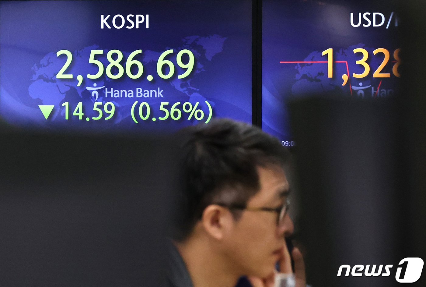 본문 이미지 - 18일 오전 서울 중구 하나은행 명동점 딜링룸 전광판에 코스피가 표시되고 있다. 2023.9.18/뉴스1 ⓒ News1 구윤성 기자