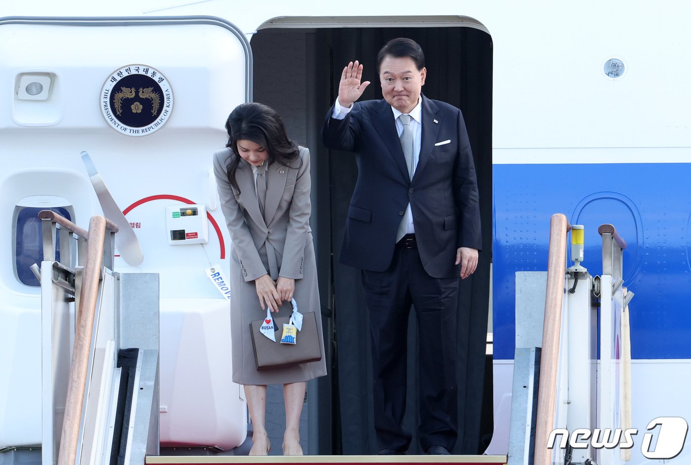 본문 이미지 - 윤석열 대통령과 김건희 여사가 미국 뉴욕에서 진행되는 제78차 유엔총회 고위급 회기 참석을 위해 18일 오전 경기도 성남시 서울공항을 통해 출국하고 있다. 윤 대통령은 18일부터 22일까지 미국 뉴욕을 방문해 유엔총회 연설, 30개국 이상 정상 등과 양자회담 등의 일정을 소화한다. 2023.9.18/뉴스1 ⓒ News1 김성진 기자