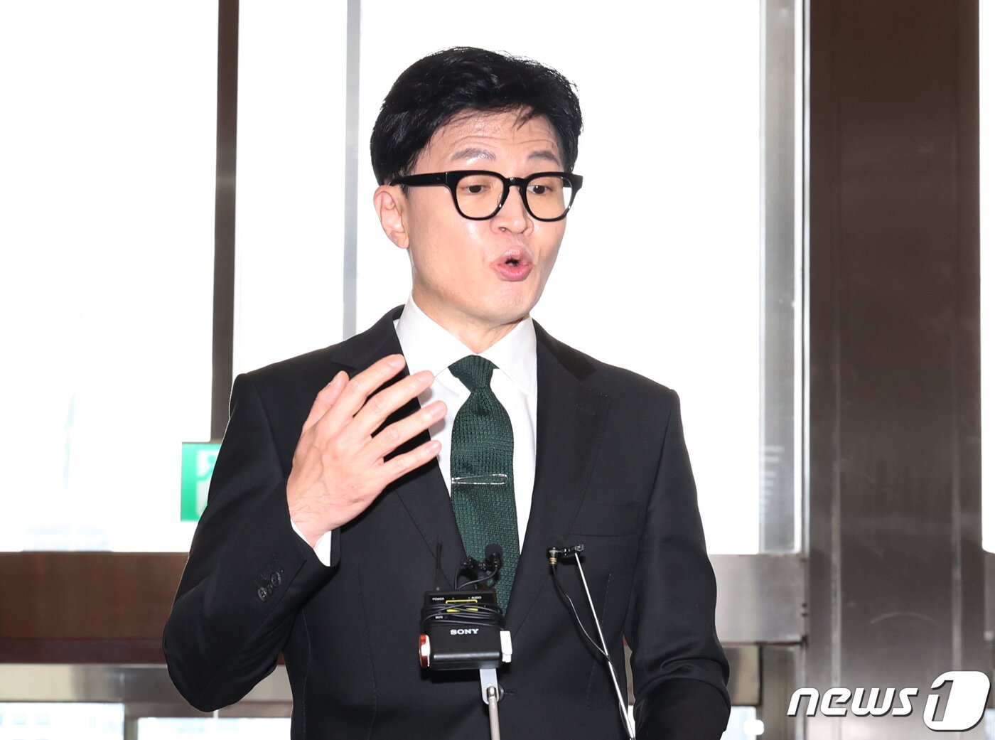 본문 이미지 - 한동훈 법무장관이 18일 오전 서울 여의도 국회에서 이지명 민주당 대표에 대한 구속영장관 관련된 취재진의 질문을 받고 있다. 2023.9.18/뉴스1 ⓒ News1 송원영 기자