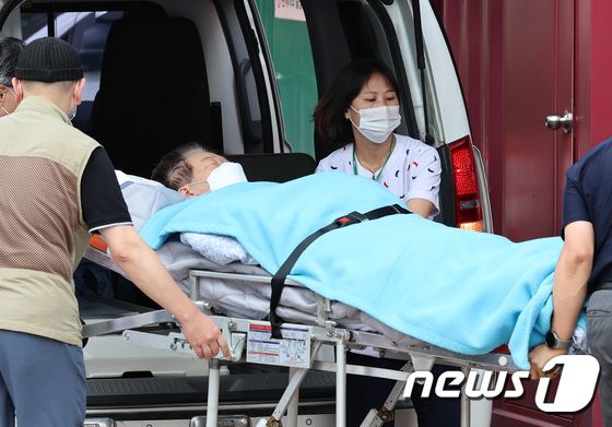 이재명 더불어민주당 대표가 장기간 단식으로 건강이 악화하면서 18일 오전 서울 중랑구 녹색병원으로 이송되고 있다. 2023.9.18/뉴스1 © News1 구윤성 기자