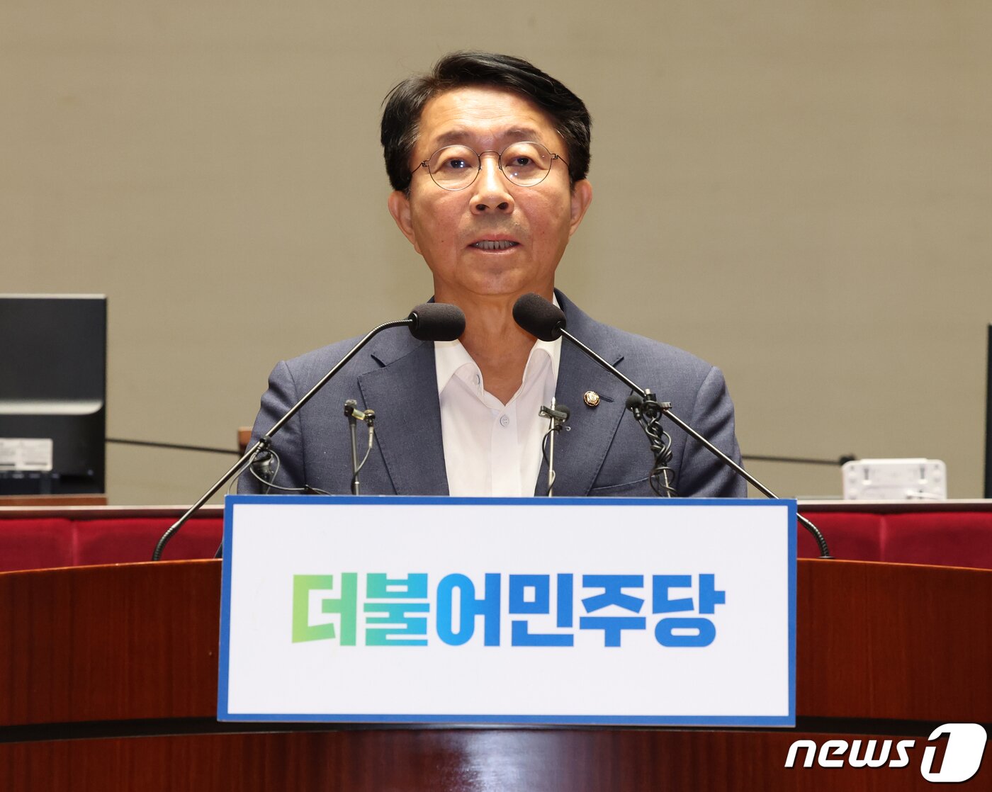 본문 이미지 - 조정식 더불어민주당 사무총장이 18일 서울 여의도 국회에서 열린 의원총회에서 이재명 대표 건강 상태 관련 발언을 하고 있다. 2023.9.18/뉴스1 ⓒ News1 송원영 기자