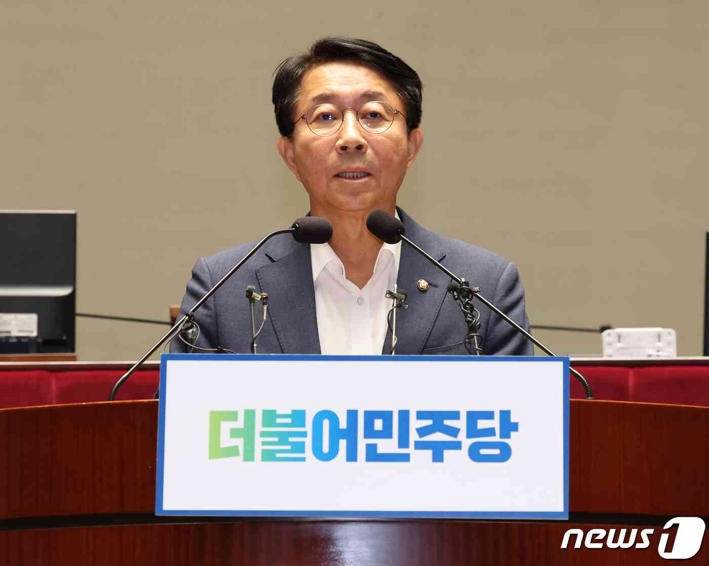 조정식 더불어민주당 사무총장이 18일 서울 여의도 국회에서 열린 의원총회에서 이재명 대표 건강 상태 관련 발언을 하고 있다. 2023.9.18/뉴스1 © News1 송원영 기자