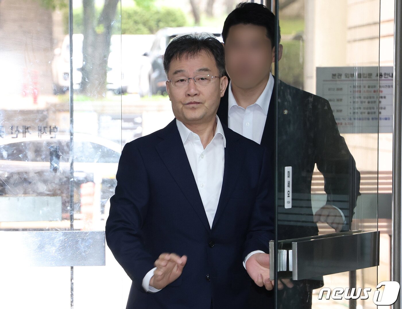 본문 이미지 - 화천대유자산관리 대주주 김만배 씨가 18일 오전 서울 서초구 서울중앙지법에서 열린 '대장동 개발 배임 혐의' 관련 98차공판에 출석하고 있다. (공동취재)2023.9.18/뉴스1 ⓒ News1 박세연 기자