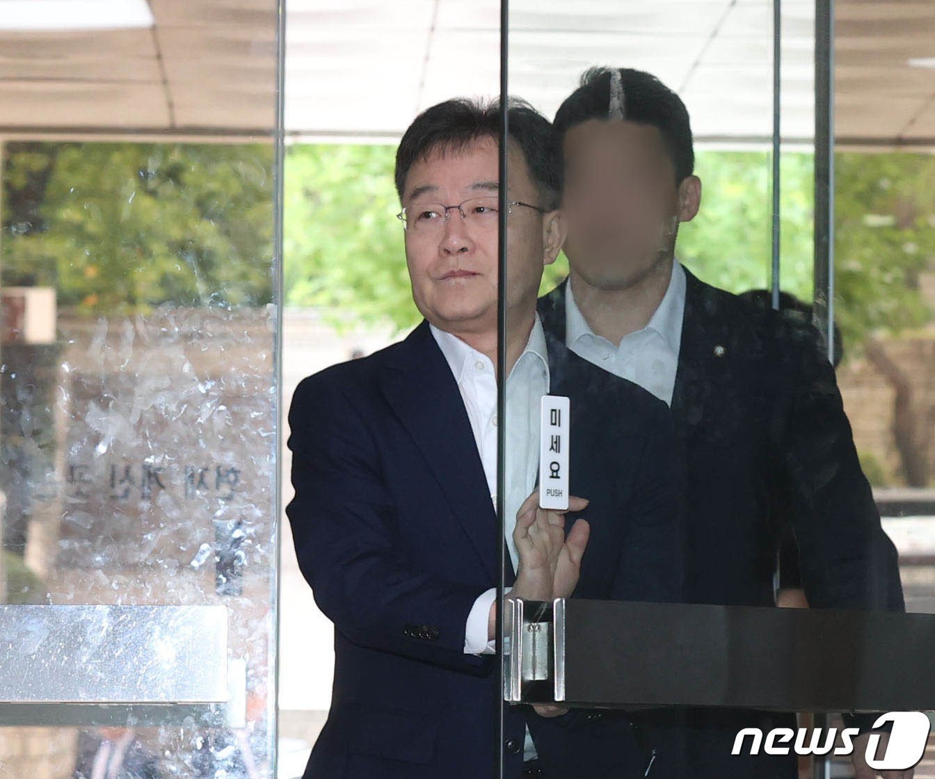 본문 이미지 - 화천대유자산관리 대주주 김만배가 18일 오전 서울 서초구 서울중앙지법에서 열린 '대장동 개발 배임 혐의' 관련 98차공판에 출석하고 있다. (공동취재)2023.9.18/뉴스1 ⓒ News1 박세연 기자