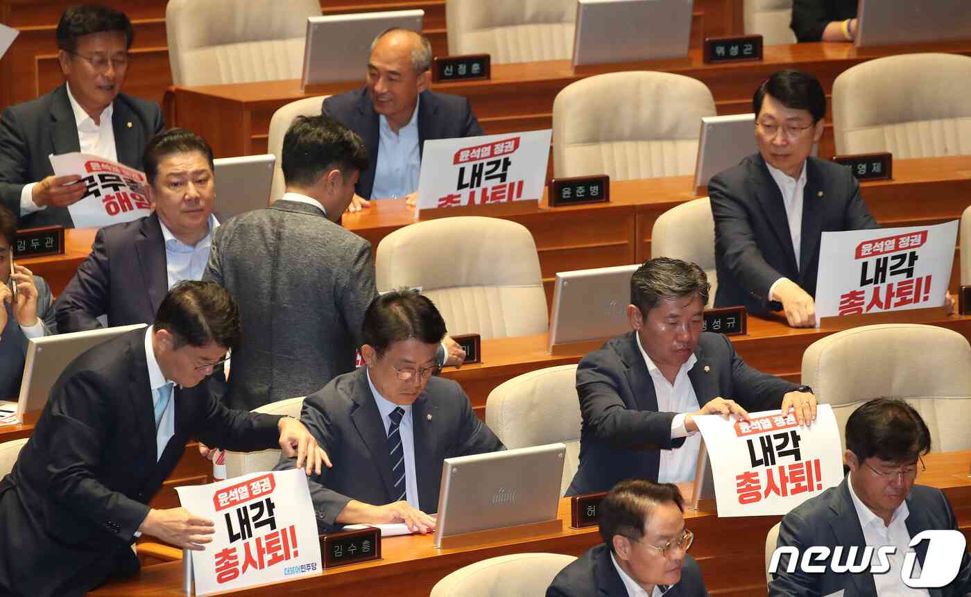 더불어민주당 의원들이 18일 오전 서울 여의도 국회에서 열린 제410회국회(정기회) 제6차 본회의에서 '윤석열 정권 국무총리 해임, 내각 총사퇴'가 적힌 피켓을 모니터에 붙여 놓고 있다. 2023.9.18/뉴스1 © News1 임세영 기자