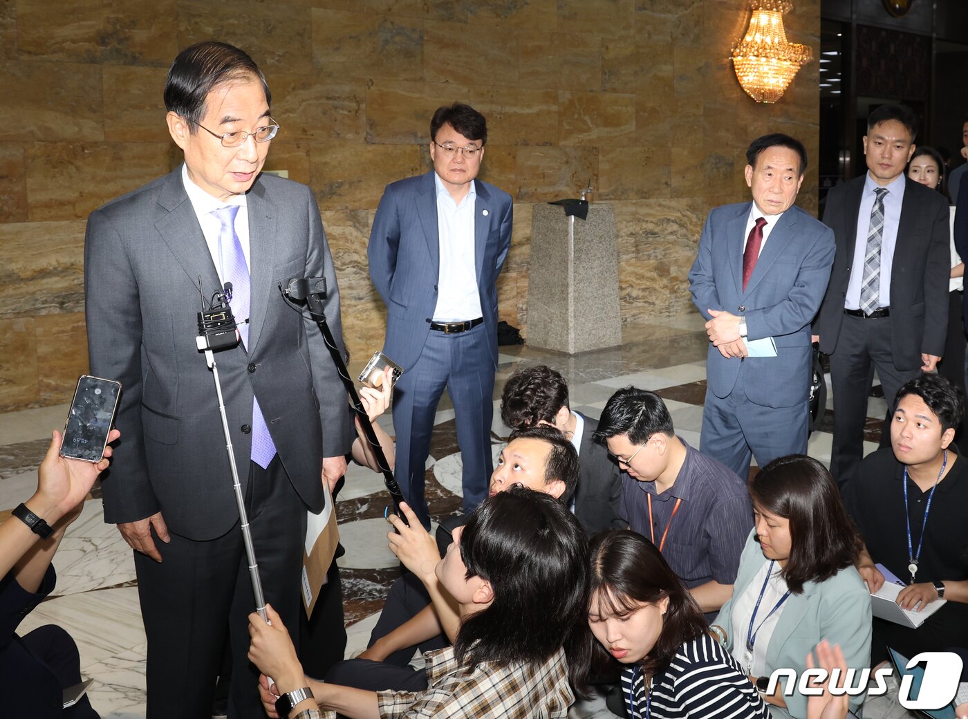 본문 이미지 - 한덕수 국무총리가 18일 서울 여의도 국회에서 열린 본회의를 마치고 나오며 더불어민주당이 제출한 '국무총리 해임건의안' 관련 질문을 받고 있다. 2023.9.18/뉴스1 ⓒ News1 송원영 기자