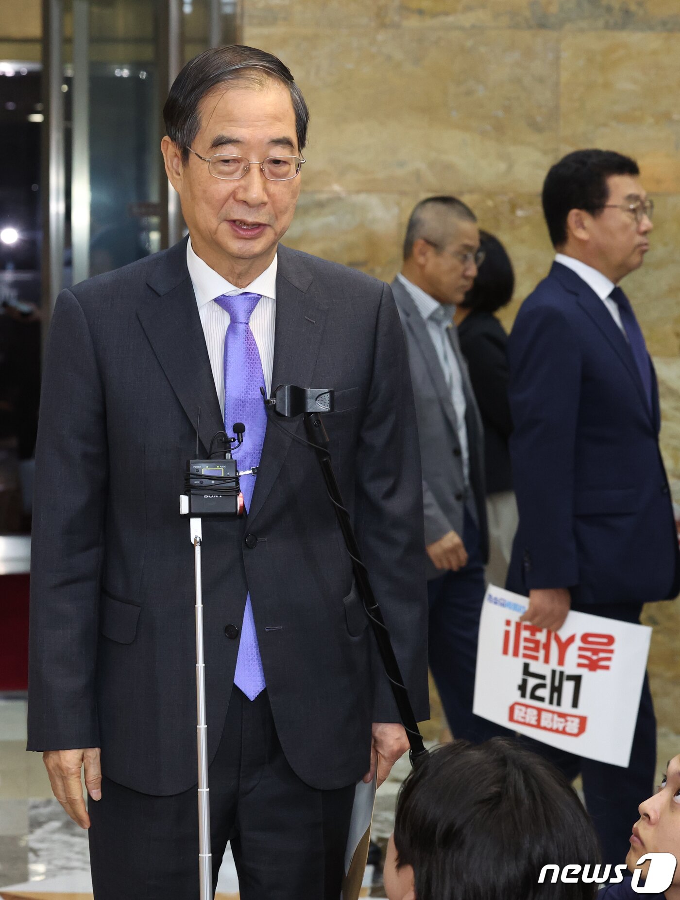 본문 이미지 - 한덕수 국무총리가 18일 서울 여의도 국회에서 열린 본회의를 마치고 나오며 더불어민주당이 제출한 '국무총리 해임건의안' 관련 질문을 받고 있다. 2023.9.18/뉴스1 ⓒ News1 송원영 기자
