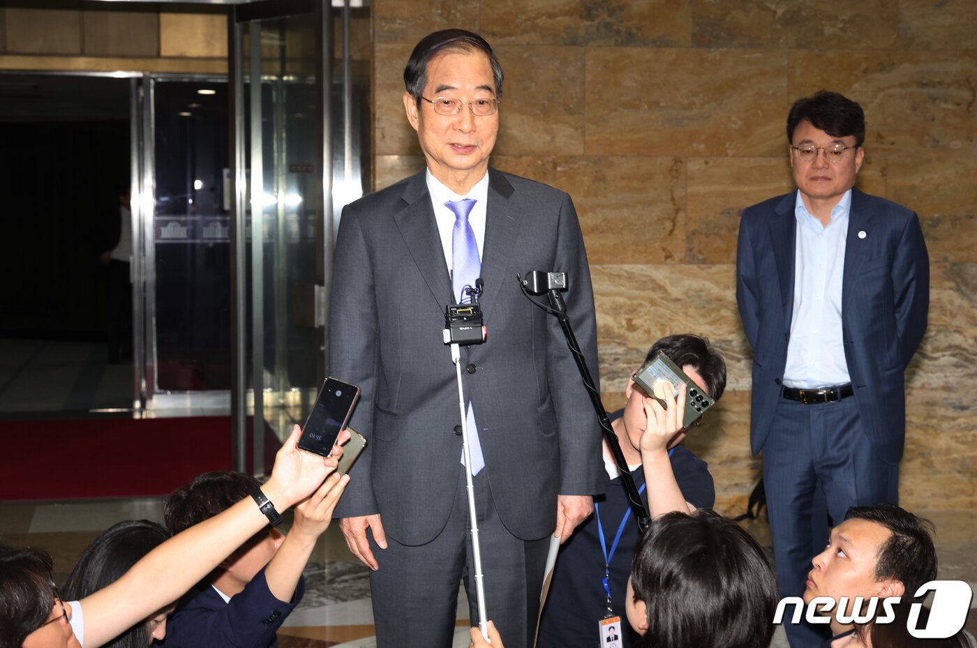본문 이미지 - 한덕수 국무총리가 18일 서울 여의도 국회에서 열린 본회의를 마치고 나오며 더불어민주당이 제출한 '국무총리 해임건의안' 관련 질문을 받고 있다. 2023.9.18/뉴스1 ⓒ News1 송원영 기자