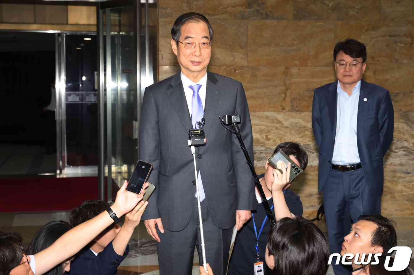 한덕수 국무총리가 18일 서울 여의도 국회에서 열린 본회의를 마치고 나오며 더불어민주당이 제출한 '국무총리 해임건의안' 관련 질문을 받고 있다. 2023.9.18/뉴스1 © News1 송원영 기자