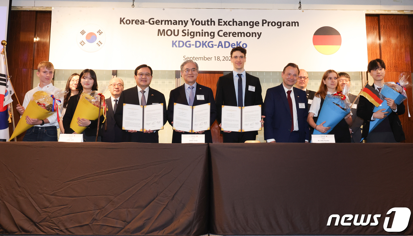 (서울=뉴스1) 허경 기자 = 김영진 한독협회 회장(앞줄 왼쪽에서 세 번째부터), 김효준 한국독일동문네트워크(ADeko) 이사장, 힐코 파쉬케 독한협회 담당자가 18일 서울 중구 …