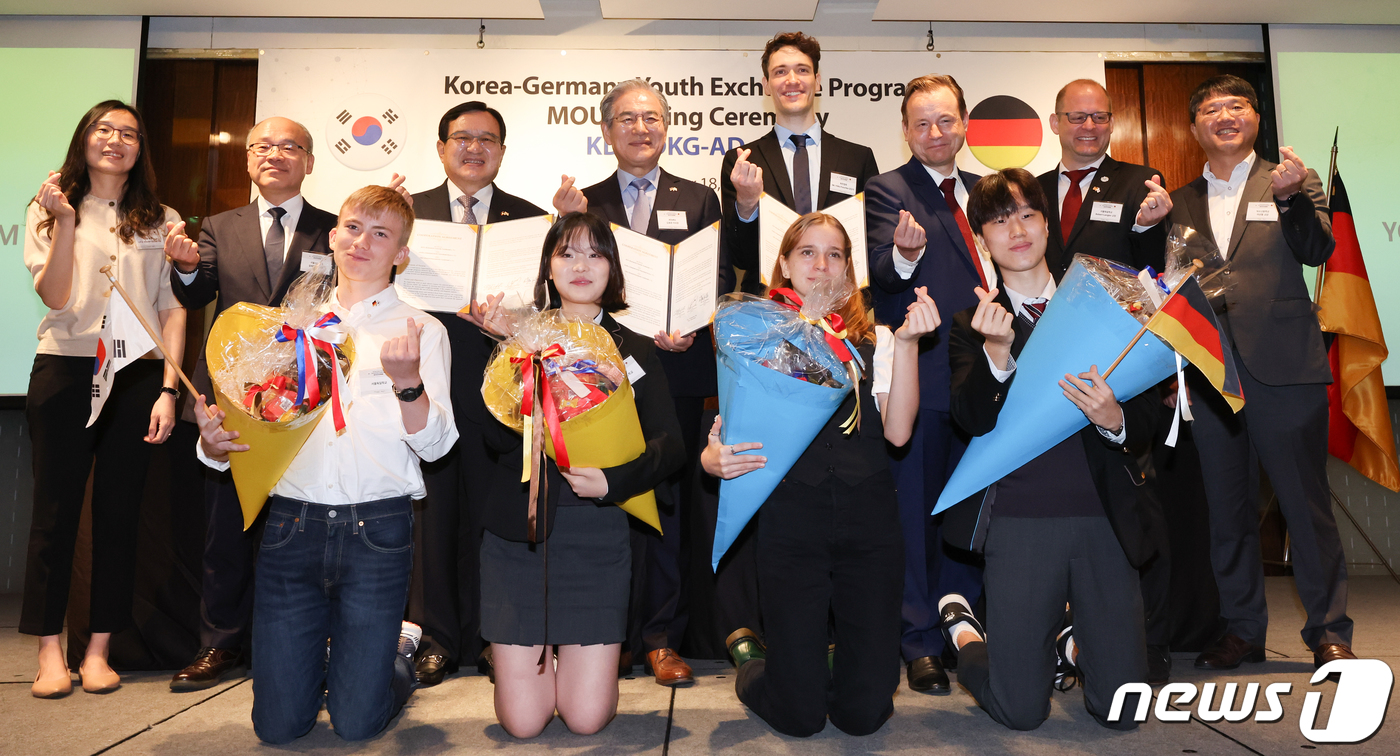 (서울=뉴스1) 허경 기자 = 김영진 한독협회 회장(뒷줄 왼쪽에서 세 번째부터), 김효준 한국독일동문네트워크(ADeko) 이사장, 힐코 파쉬케 독한협회 담당자가 18일 서울 중구 …