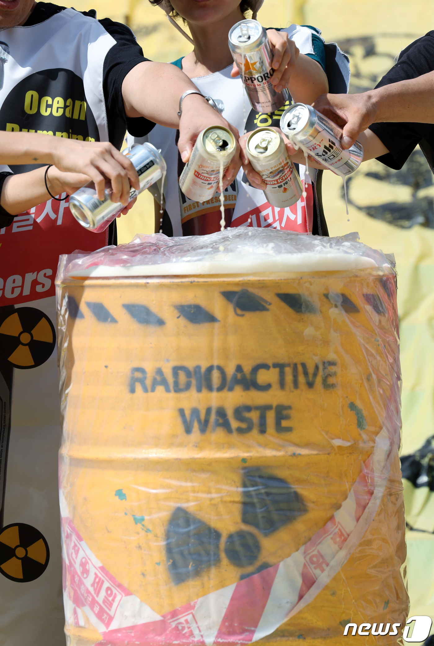 (서울=뉴스1) 박정호 기자 = 환경보건시민센터와 서울환경운동연합을 비롯한 환경단체 활동가들이 18일 오전 서울 광화문 세종문화회관 계단에서 가진 후쿠시마 해양투기 중단위한 일본불 …