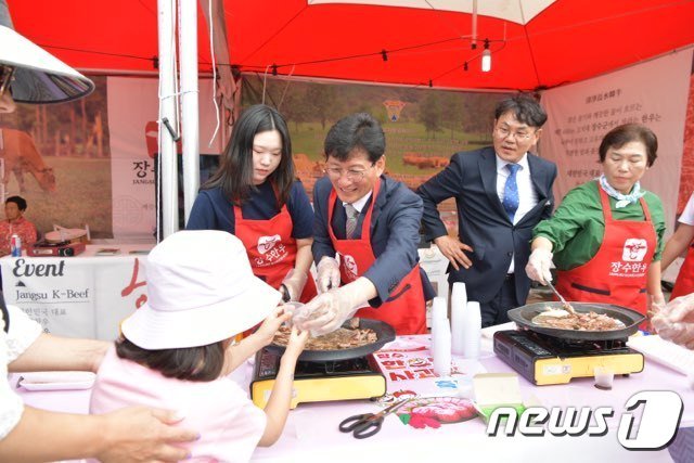 본문 이미지 - 올해 17주년을 맞은 전북 장수 한우랑사과랑축제가 4일간의 일정을 마무리했다.(장수군 제공)2023.9.18/뉴스1
