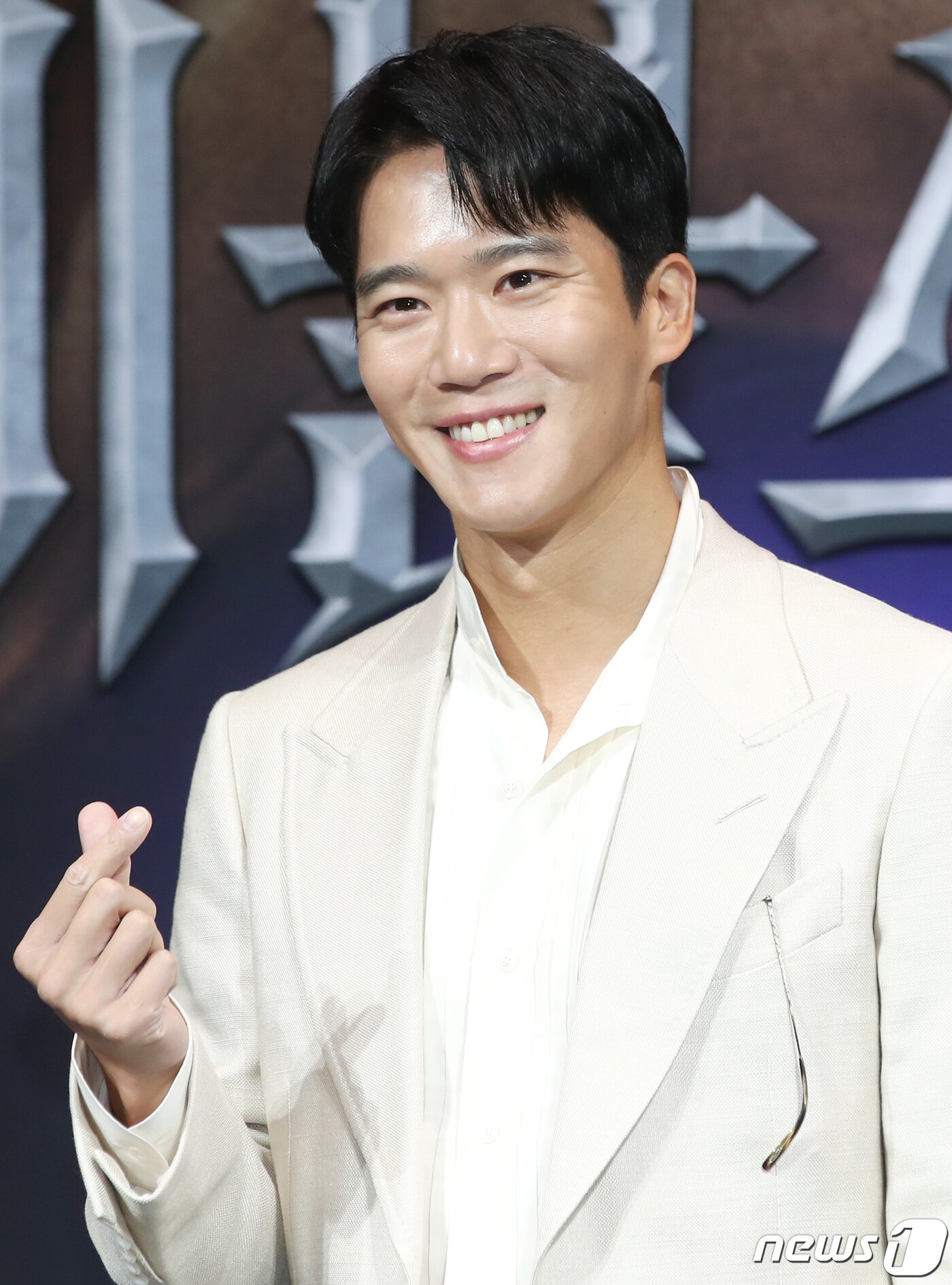 본문 이미지 - 배우 하석진이 18일 오전 서울 중구 앰배서더 서울 풀만 호텔에서 진행된 넷플릭스 웹예능 '데블스 플랜' 제작발표회에서 포즈를 취하고 있다. '데블스 플랜'은 변호사, 의사, 과학 유튜버, 프로 게이머, 배우 등 다양한 직업군의 12인의 플레이어가 7일간 합숙하며 최고의 브레인을 가리는 두뇌 서바이벌 게임 예능 프로그램이다. 2023.9.18/뉴스1 ⓒ News1 권현진 기자