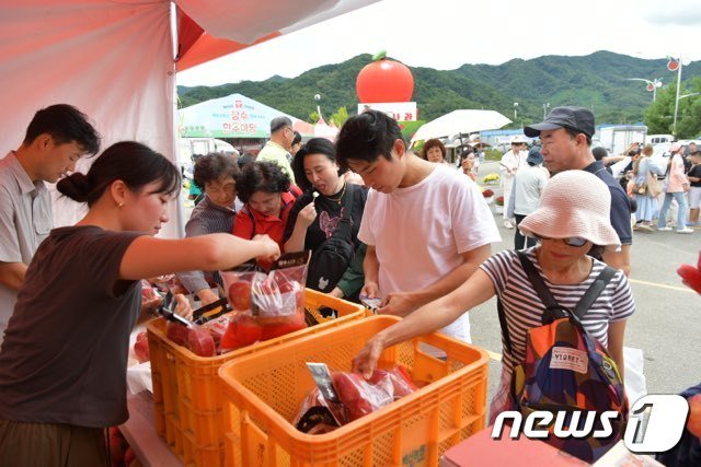 본문 이미지 - 올해 17주년을 맞은 전북 장수 한우랑사과랑축제가 4일간의 일정을 마무리했다.(장수군 제공)2023.9.18/뉴스1