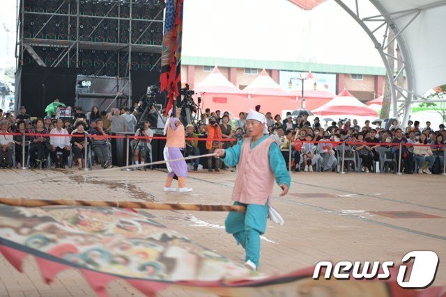 본문 이미지 - 올해 17주년을 맞은 전북 장수 한우랑사과랑축제가 4일간의 일정을 마무리했다.(장수군 제공)2023.9.18/뉴스1
