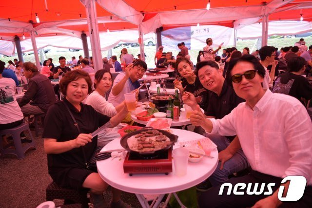 본문 이미지 - 올해 17주년을 맞은 전북 장수 한우랑사과랑축제가 4일간의 일정을 마무리했다.(장수군 제공)2023.9.18/뉴스1