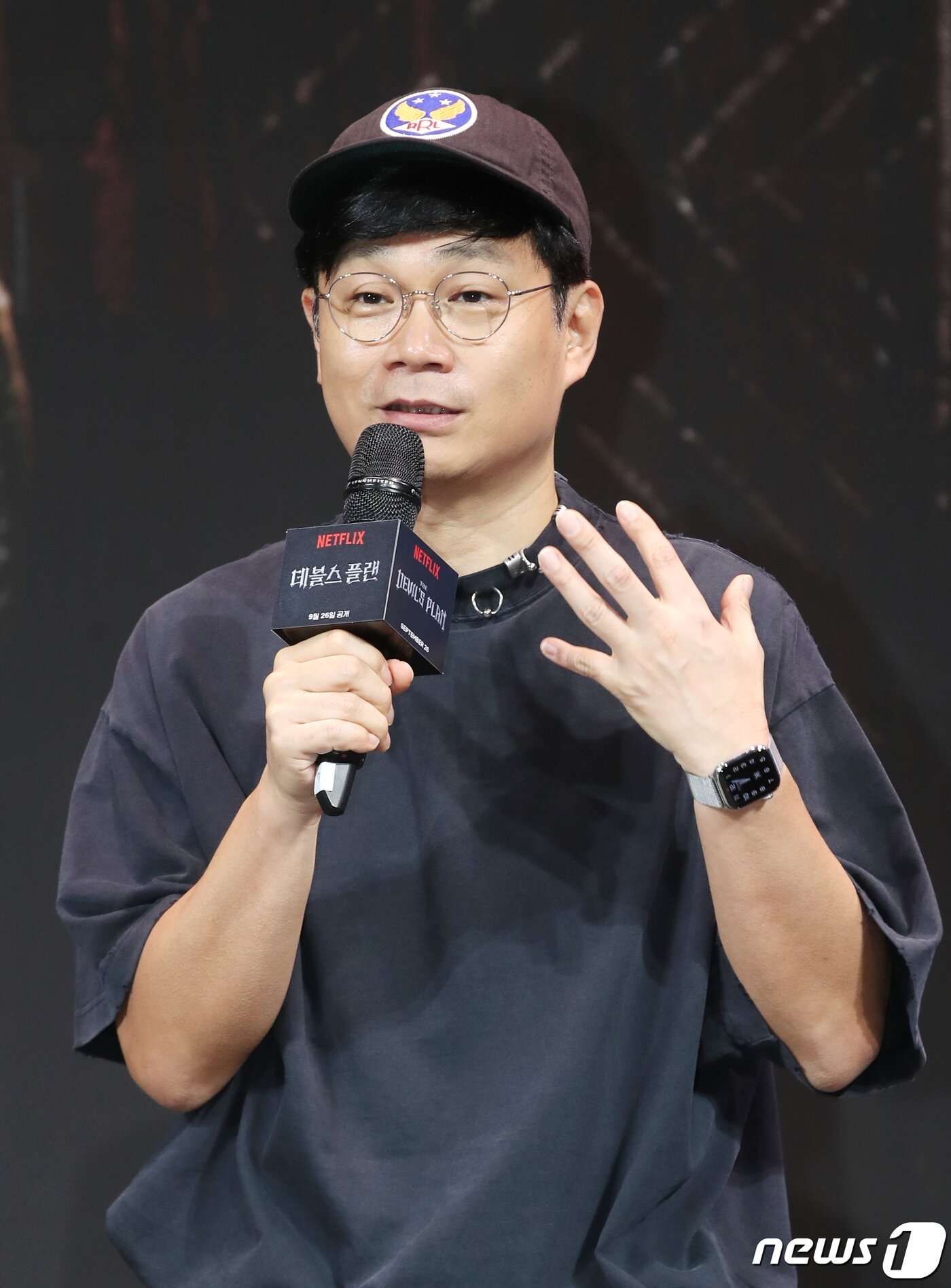 본문 이미지 - 정종연 PD가 18일 오전 서울 중구 앰배서더 서울 풀만 호텔에서 진행된 넷플릭스 웹예능 '데블스 플랜' 제작발표회에서 인사말을 하고 있다. '데블스 플랜'은 변호사, 의사, 과학 유튜버, 프로 게이머, 배우 등 다양한 직업군의 12인의 플레이어가 7일간 합숙하며 최고의 브레인을 가리는 두뇌 서바이벌 게임 예능 프로그램이다. 2023.9.18/뉴스1 ⓒ News1 권현진 기자