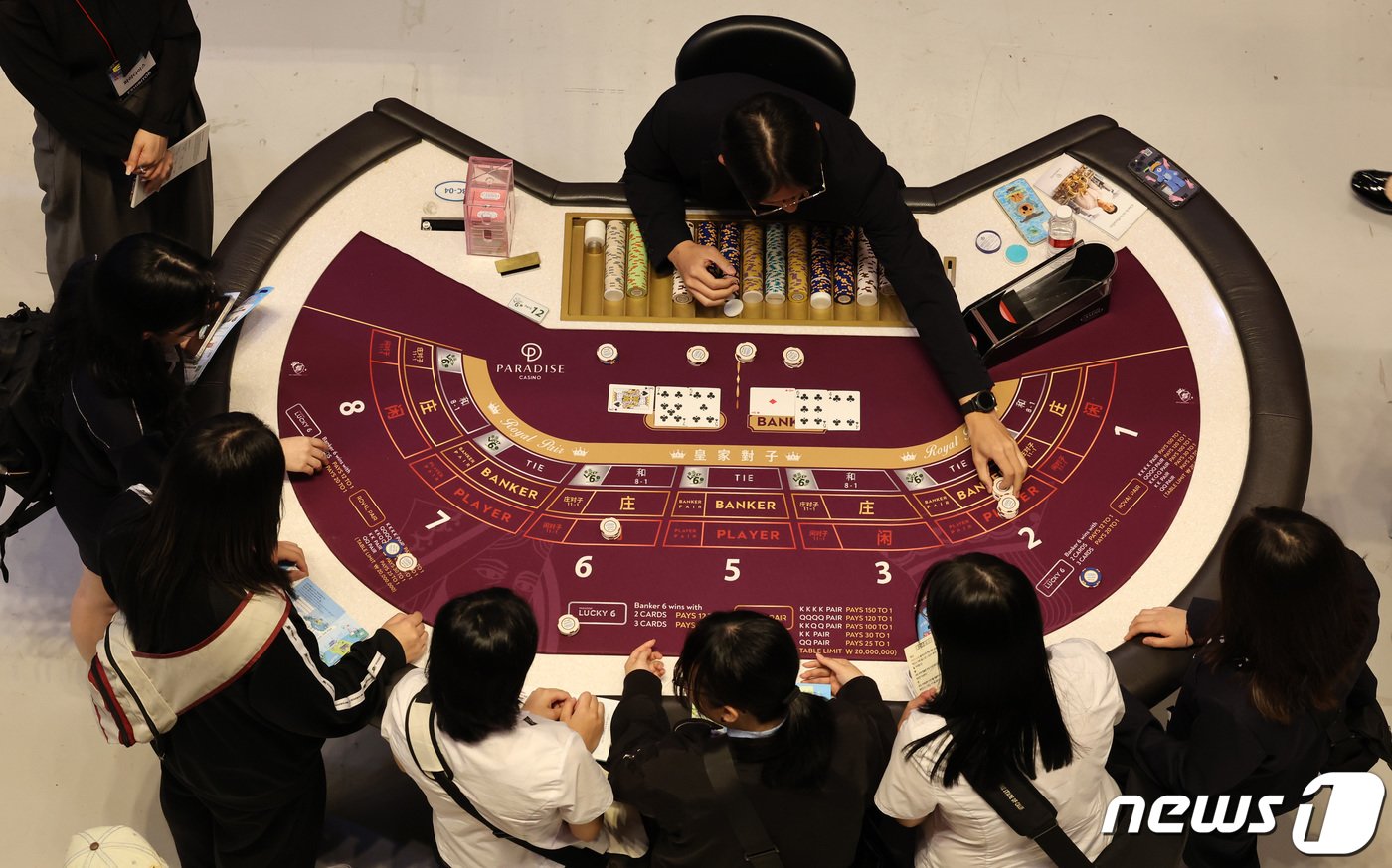 본문 이미지 - 서울 강남구 코엑스에서 열린 2023 관광산업 일자리 박람회에 차려진 카지노 테이블. 기사 내용과 관련 없음. /뉴스1 ⓒ News1 김성진 기자