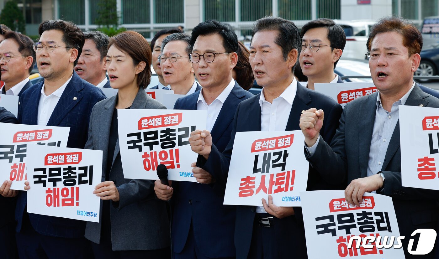 본문 이미지 - 더불어민주당 의원들이 18일 오후 서울 용산 대통령실 앞에서 열린 '윤석열정권 국정전면쇄신 및 내각총사퇴 촉구 인간띠 잇기 피켓시위'에 참석해 구호를 외치고 있다. 앞줄 왼쪽부터 박찬대, 고민정, 박광온, 정청래, 송갑석 의원. 2023.9.18/뉴스1 ⓒ News1 안은나 기자