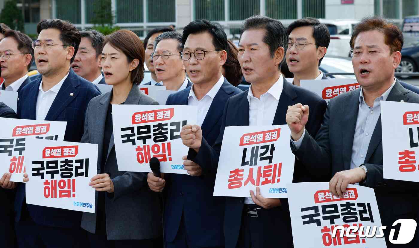 더불어민주당 의원들이 18일 오후 서울 용산 대통령실 앞에서 열린 '윤석열정권 국정전면쇄신 및 내각총사퇴 촉구 인간띠 잇기 피켓시위'에 참석해 구호를 외치고 있다. 앞줄 왼쪽부터 박찬대, 고민정, 박광온, 정청래, 송갑석 의원. 2023.9.18/뉴스1 © News1 안은나 기자