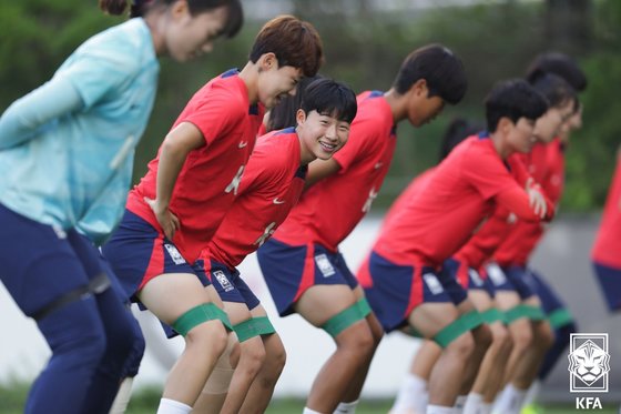 본문 이미지 - 항저우 아시안게임 여자 축구 대표팀 천가람 등 선수들이 18일 경기 파주시 축구국가대표트레이닝센터(NFC)에서 훈련을 하고 있다. (대한축구협회 제공) 2023.9.18/뉴스1