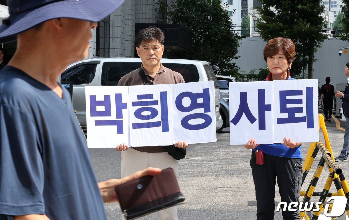 10·29 이태원 참사 유가족들이 18일 서울 마포구 서울서부지방법원 앞에서 박희영 용산구청장의 엄벌을 촉구하는 1인 시위를 펼치고 있다. 2023.9.18/뉴스1 ⓒ News1 김진환 기자