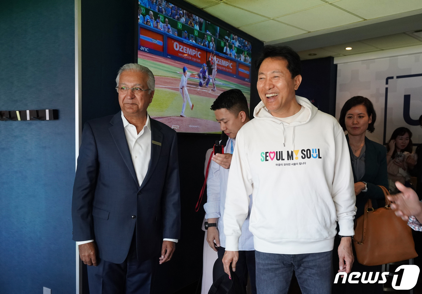 (서울=뉴스1) = 오세훈 서울시장이 16일(현지시간) 캐나다 토론토의 로저스센터를 찾아 아눕 이스라니(Anup Israni) 메리어트 시티 호텔 총책임자로부터 로저스센터와 연계된 …