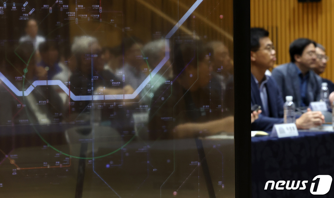 (서울=뉴스1) 이동해 기자 = 18일 오후 서울시청 다목절홀에서 열린 '지하철 노선도 디자인 공청회'에서 참석자들이 서울시가 공개한 새 노선도를 바라보고 있다.서울시는 1980년 …