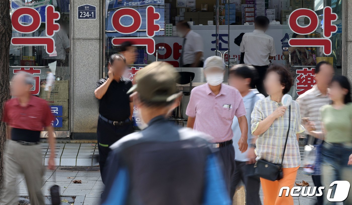 본문 이미지 - 18일 서울 종로구 약국거리에서 시민들이 오가고 있다.  2023.9.18/뉴스1 ⓒ News1 이동해 기자