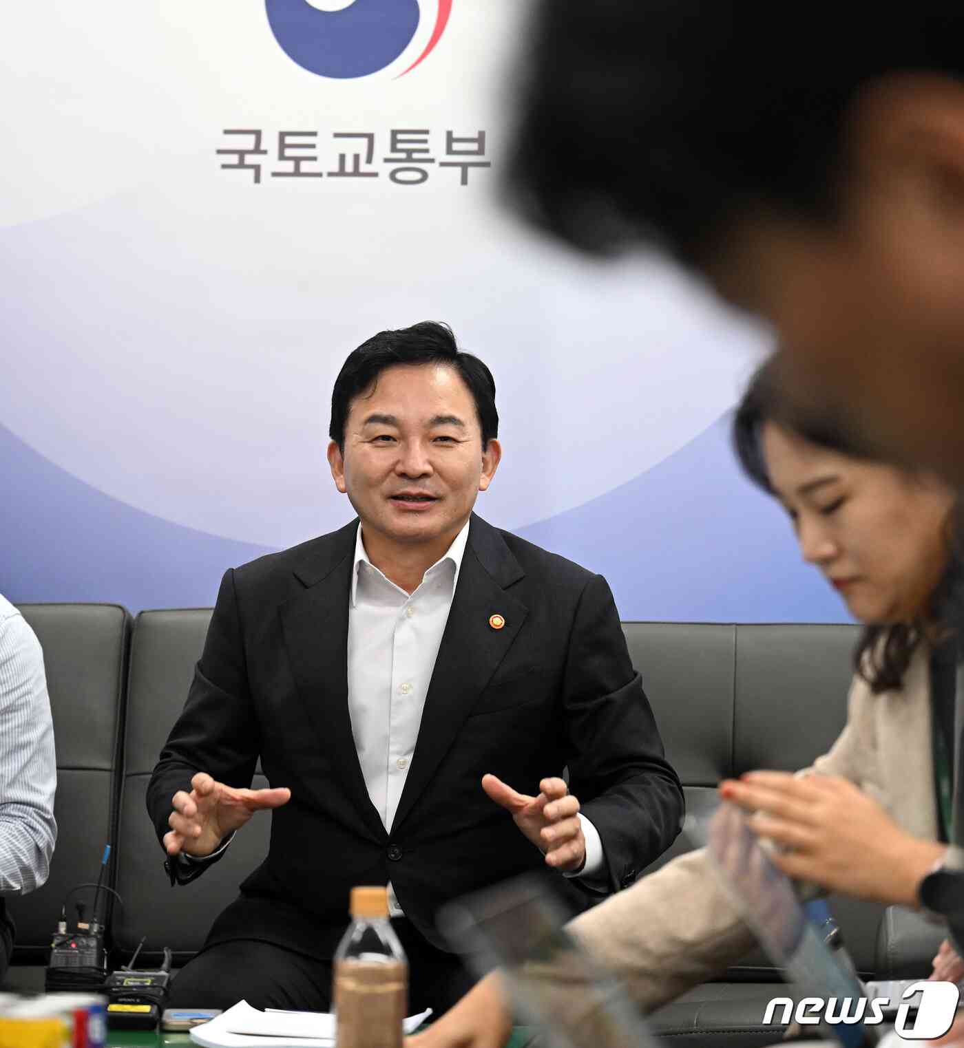 원희룡 국토교통부 장관이 18일 오후 세종시 국토교통부 기자실에서 출입기자단과 우크라이나 방문 성과, 주택문제 등 현안에 대한 질의에 답하고 있다. 2023.9.18/뉴스1 © News1 김기남 기자