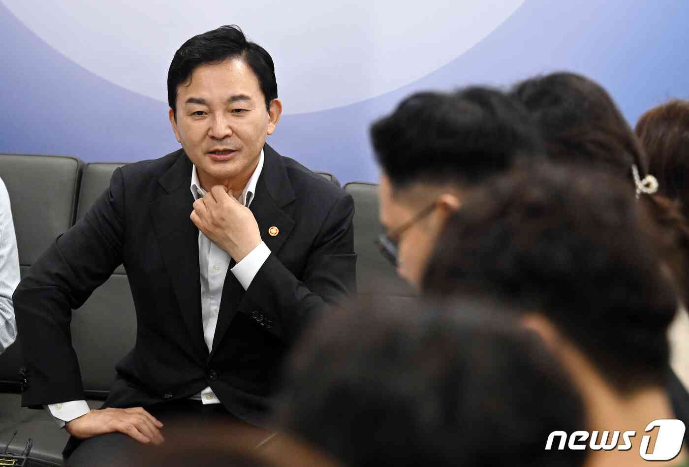 원희룡 국토교통부 장관이 18일 오후 세종시 국토교통부 기자실에서 출입기자단과 우크라이나 방문 성과, 주택문제 등 현안에 대한 질의에 답하고 있다. 2023.9.18/뉴스1 © News1 김기남 기자