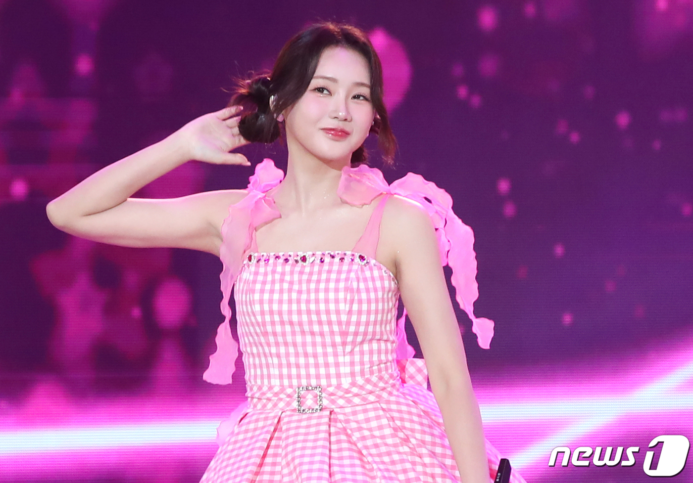 (서울=뉴스1) 권현진 기자 = 가수 홍지윤이 18일 오후 서울 마포구 상암동 SBS프리즘타워에서 열린 첫 정규 앨범 'Jiyun is... ' 쇼케이스에서 신곡 ‘새벽차’를 선보 …