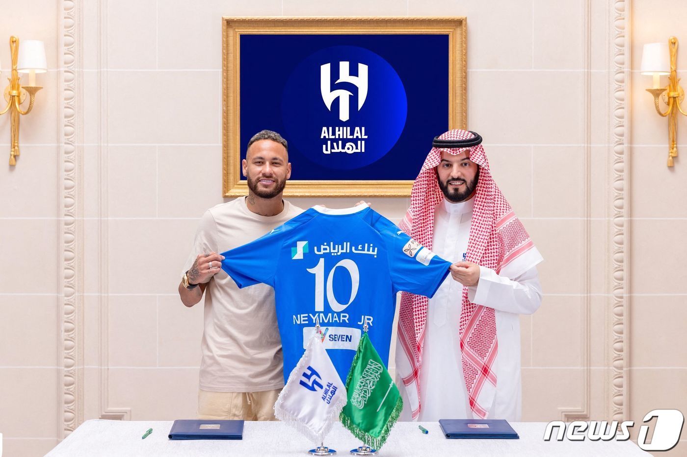 본문 이미지 - 오일머니를 통해 네이마르와 계약한 사우디. ⓒ AFP=뉴스1