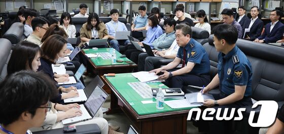 윤희근 경찰청장이 18일 서울 서대문구 경찰청에서 기자들과 만나 조직재편안 관련 발언을 하고 있다. . 2023.9.18/뉴스1 © News1 허경 기자