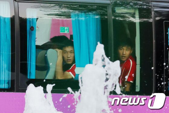 18일 오후 중국 진화시의 한 호텔에 마련된 보조 선수촌에 북한 아시안게임 축구대표팀 선수들이 버스를 타고 도착하고 있다. 2023.9.18/뉴스1 © News1 민경석 기자