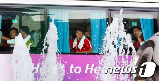 18일 오후 중국 진화시의 한 호텔에 마련된 보조 선수촌에 북한 아시안게임 축구대표팀 선수들이 버스를 타고 도착하고 있다. 2023.9.18/뉴스1 © News1 민경석 기자