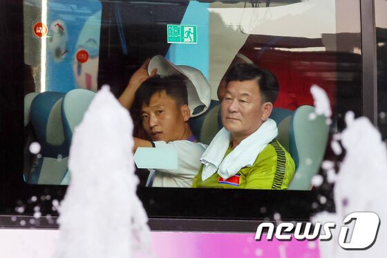 18일 오후 중국 진화시의 한 호텔에 마련된 보조 선수촌에 북한 아시안게임 축구대표팀 관계자들이 버스를 타고 도착하고 있다. 2023.9.18/뉴스1 © News1 민경석 기자