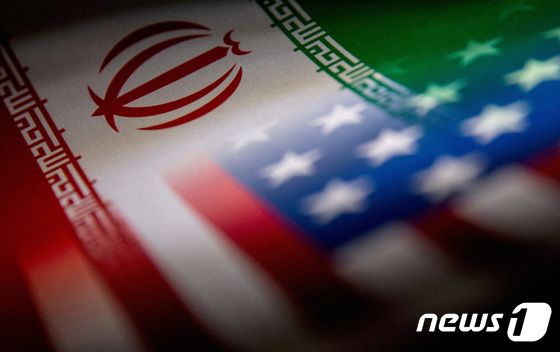 미국 성조기(우)와 이란 국기 일러스트레이션. 자료사진. © 로이터=뉴스1 © News1 정윤영 기자