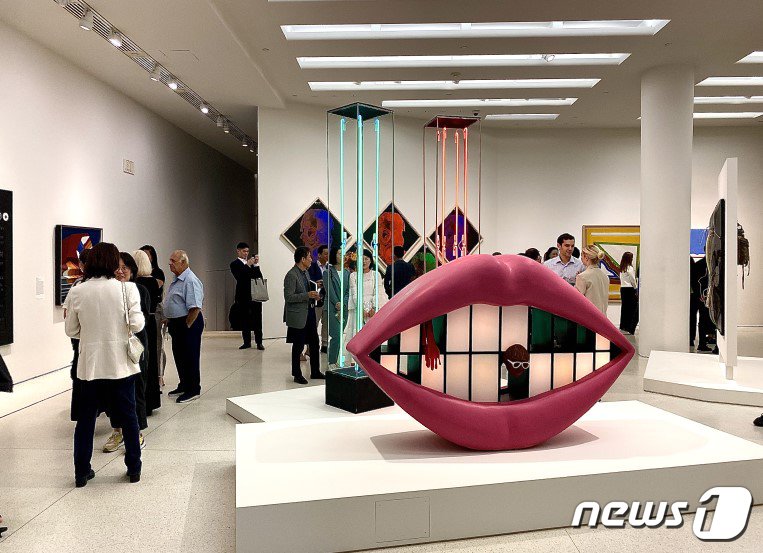 본문 이미지 - 국립현대미술관이 미국 뉴욕 R. 구겐하임미술관과 공동주최한 '한국 실험미술 1960-70년대'Only the Young: Experimental Art in Korea, 1960s-1970s)전이 현지에서 성황리에 개최되고 있다고 19일 밝혔다. 이번 전시는 1960-70년대 한국 청년 작가들의 전위적인 활동에 주목하여 당대 실험미술을 대표하는 작가 29명의 작품 80여 점을 선보이고 있다. (국립현대미술관 제공) 2023.9.19/뉴스1