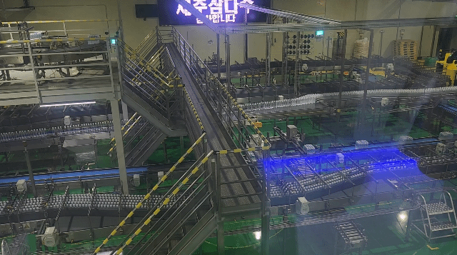 본문 이미지 - 제주시 조천읍에 위치한 제주삼다수 공장.2023.9.19/뉴스1 ⓒ News1 이상학 기자