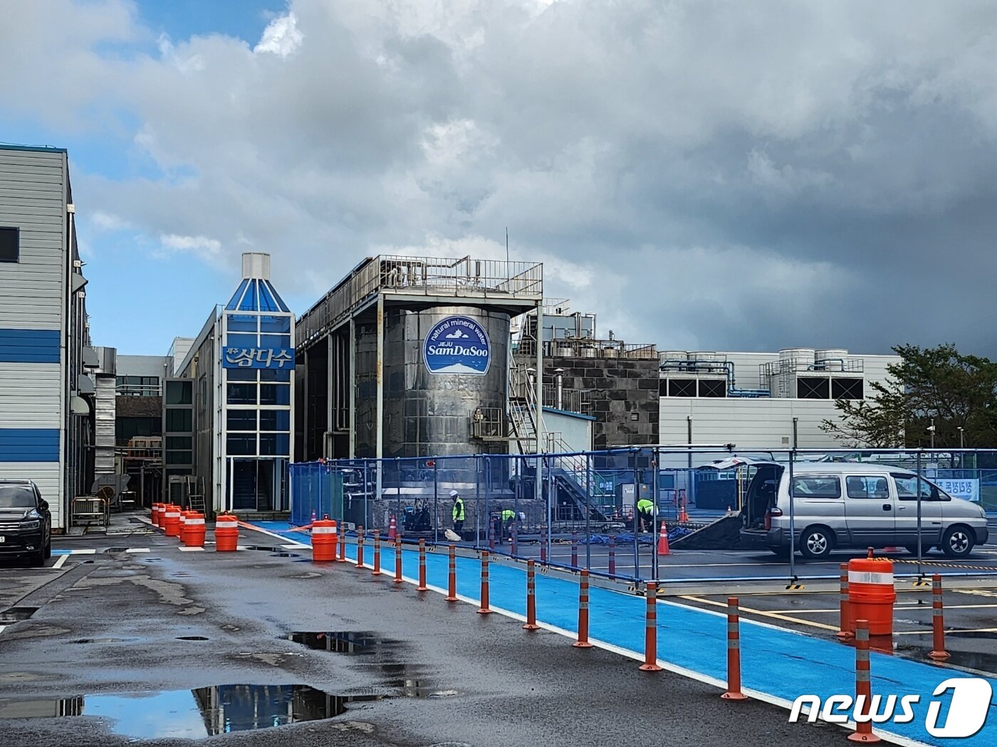 본문 이미지 - 제주 조천읍에서 위치한 제주삼다수 공장 외관. 2023.9.19/뉴스1 ⓒ News1 이상학 기자 
