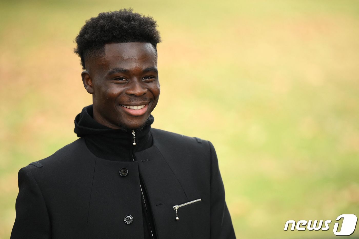 본문 이미지 - 아스날의 미드필더 부요 사카가 18일(현지시간) 런던 패션위크 버버리 행사에 도착했다. ⓒ AFP=뉴스1 ⓒ News1 이형진 기자